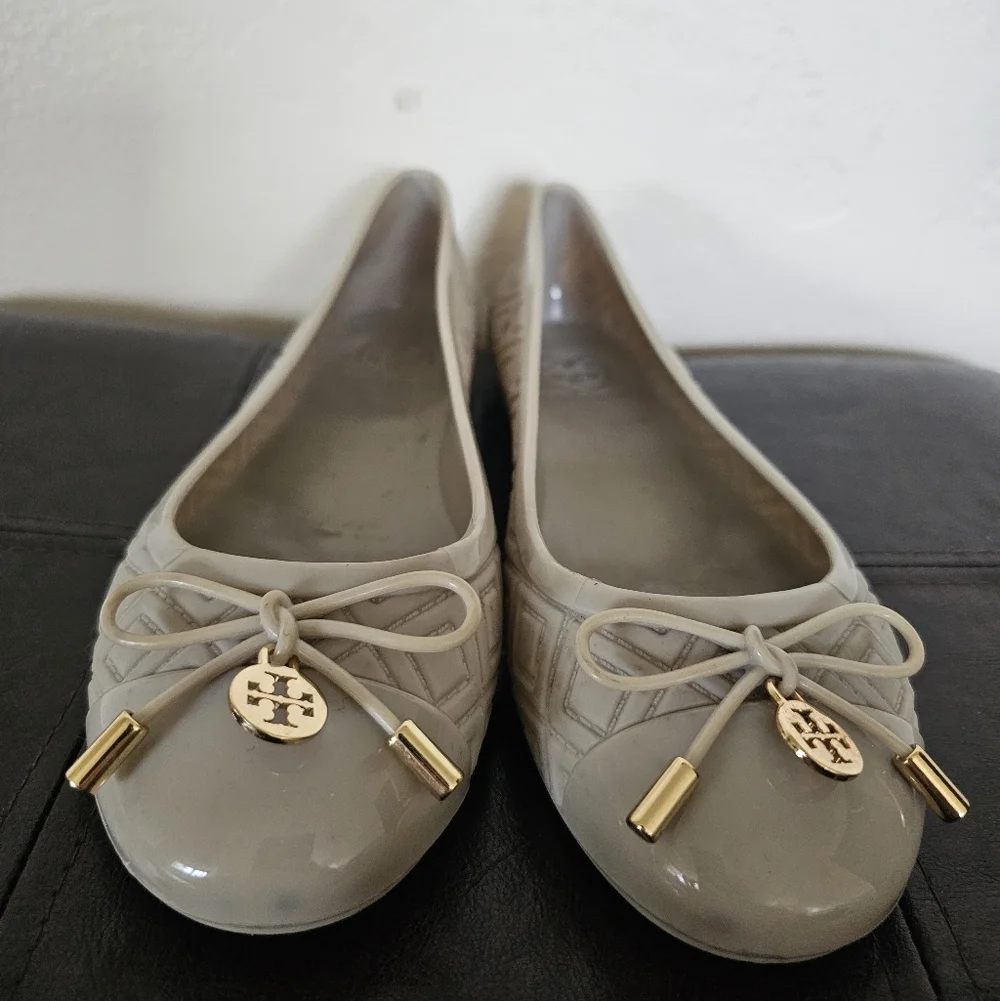 Tory Burch Jelly Taupe Bow‎ Tie Golden Logo Accents Rubber Ballet Flats Sz 6M